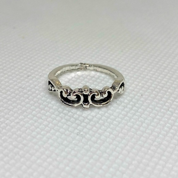 Small Heart Design Ring - Picture 1 of 3